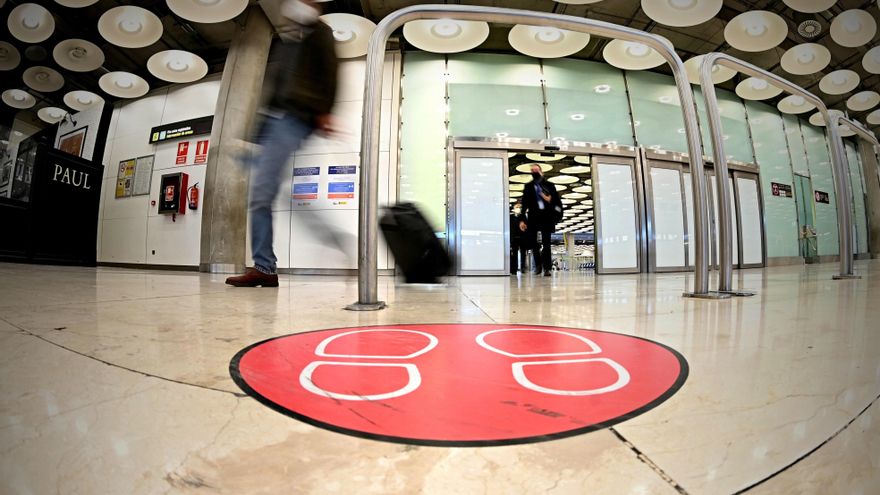 Pasajeros a la llegada al aeropuerto Adolfo Suárez-Barajas en Madrid. EFE/Fernando Villar/Archivo