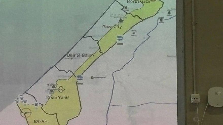 Mapa de Gaza con la línea amarilla proyectado esta semana en el nuevo cuartel general de EEUU, en el sur de Israel