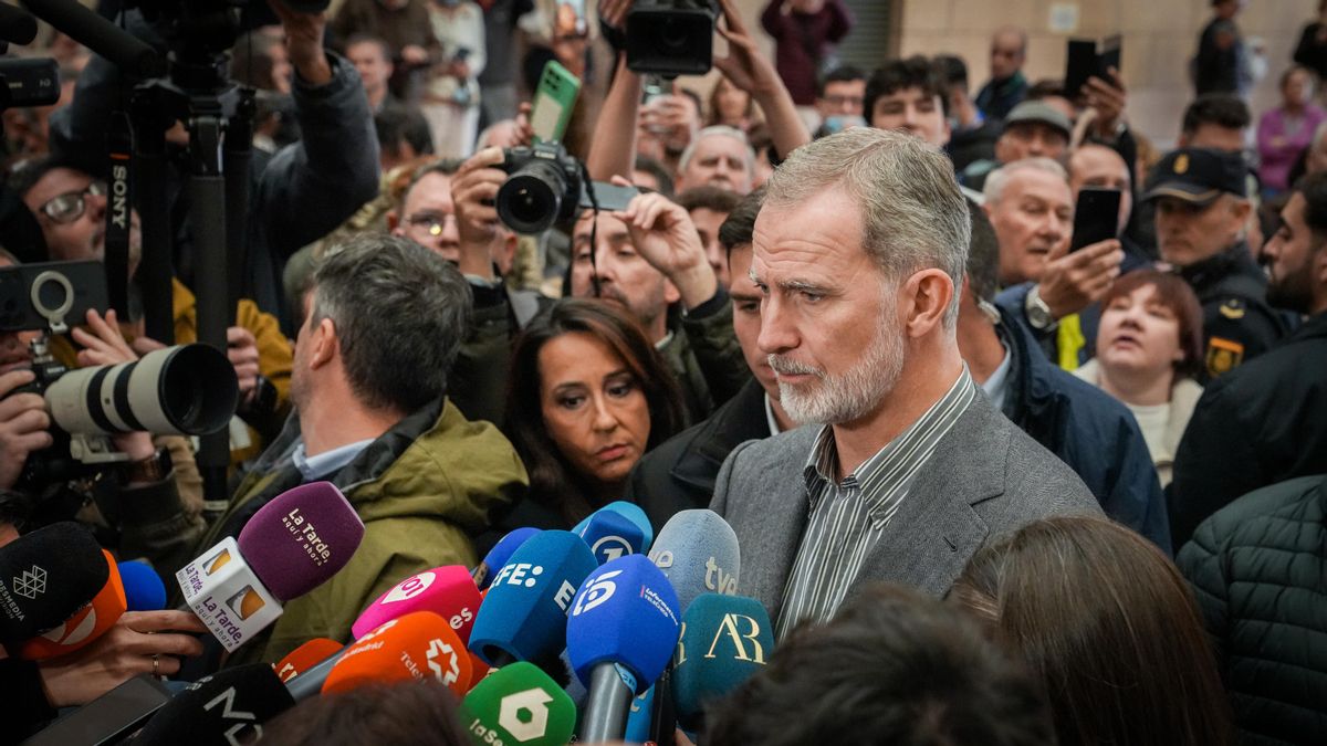 Los Reyes de España visitan a los heridos del accidente de Adamuz en el Hospital Reina Sofía