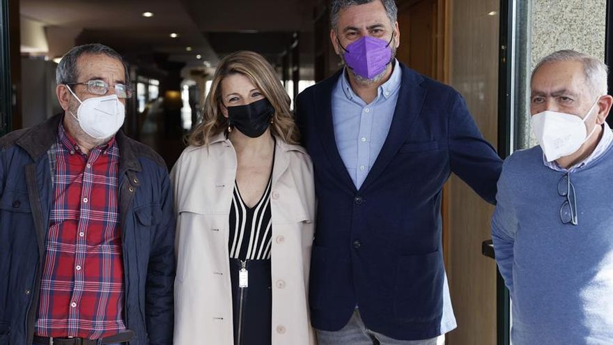 La ministra de Trabajo, Yolanda Díaz (2i) y los sindicalistas Xosé Gómez y Ángel Cameselle (i) posa antes de recibir los Premios 10 de Marzo, otorgados por el Sindicato Nacional de Comisiones Obreras de Galicia y la Fundación 10 de Marzo, este sábado en Santiago de Compostela EFE/Lavandeira jr