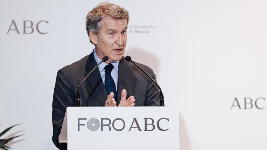 El presidente del PP, Alberto Núñez Feijóo, presenta al alcalde de Murcia, José Ballesta, en el Foro ABC, en la sede de ABC, a 24 de junio de 2025, en Madrid (España).