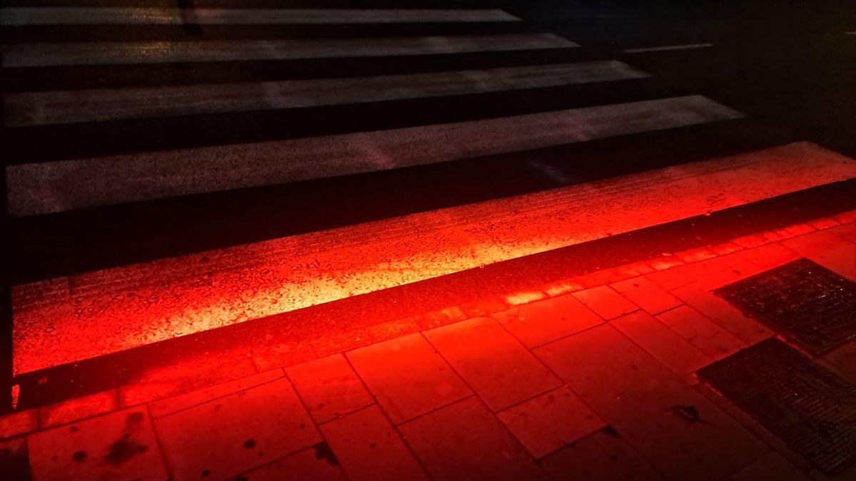 La Laguna instala un semáforo con luz sobre el suelo para evitar atropellos a personas que vayan mirando el móvil