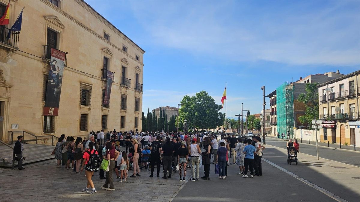 Defensores y detractores de la exposición 'Like a Virgin' de Guadalajara confrontan pacíficamente a la entrada del museo