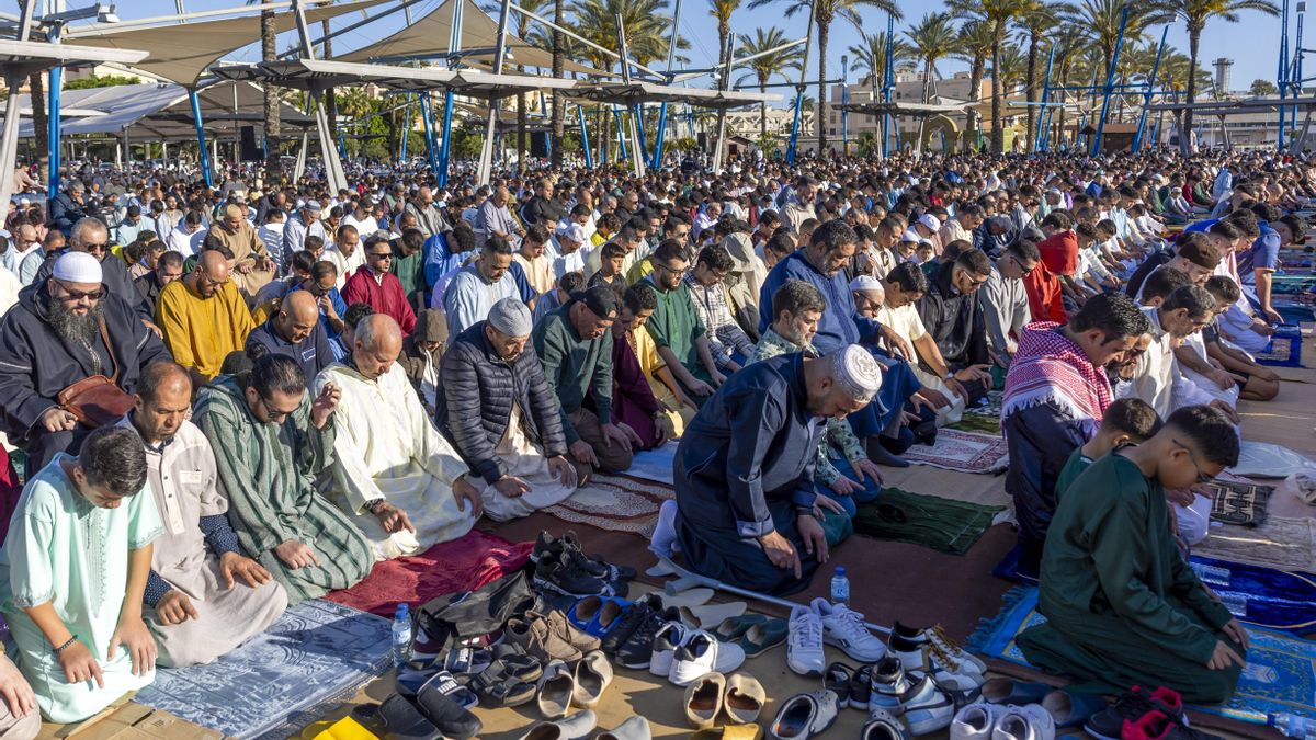 Foto de archivo de miles de fieles en el rezo colectivo por el "Eid Al Fitr", que marca el fin del ayuno del Ramadán, en Melilla. EFE/ Jose Manuel Giner Gutiérrez