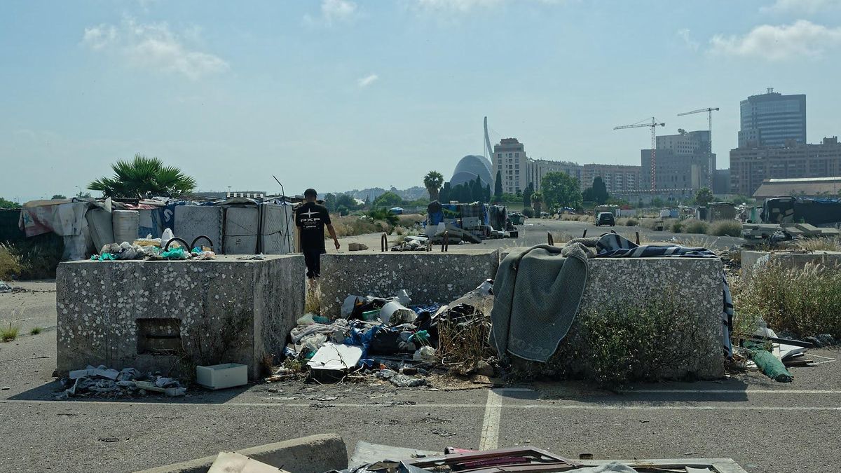 Centenars de persones malviuen abandonades davant la calor extrema a l'assentament del circuit urbà de Fórmula 1 de València