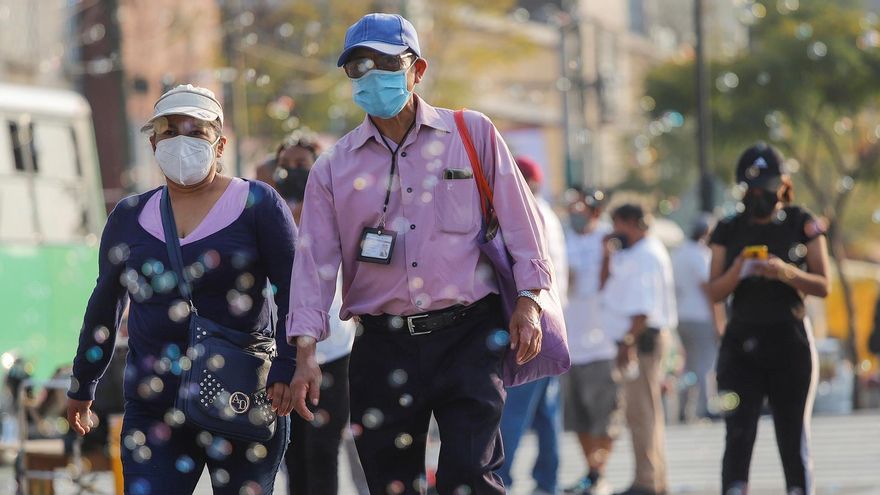 Personas caminan hoy por las calles del centro histórico de la Ciudad de México.
