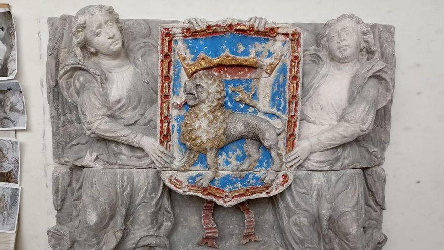 Pamplona recupera su escudo original en el Ayuntamiento tras haber sido retirado por UPN en 2019