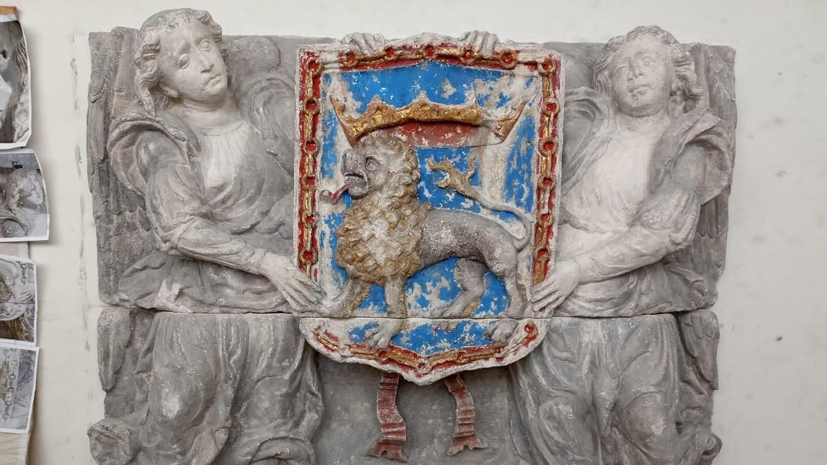 Pamplona recupera su escudo original en el Ayuntamiento tras haber sido retirado por UPN en 2019