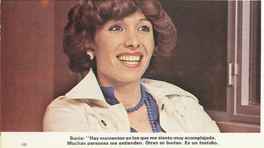 Sonia sonriendo durante la entrevista  en la revista 'Lib' (El libro de los travestis)