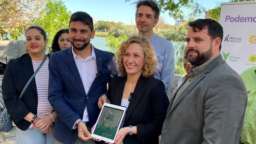 Susana Hornillo muestra el programa electoral de la coalición de izquierdas.