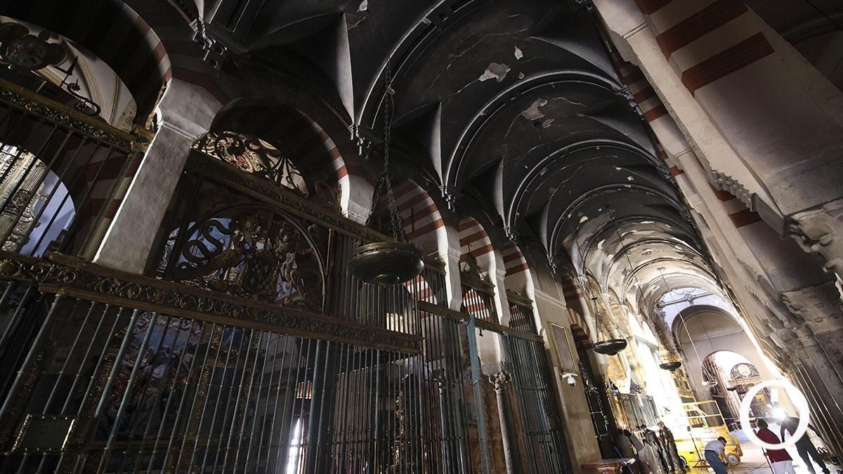 El interior de la Mezquita Catedral tras el incendio, en imágenes