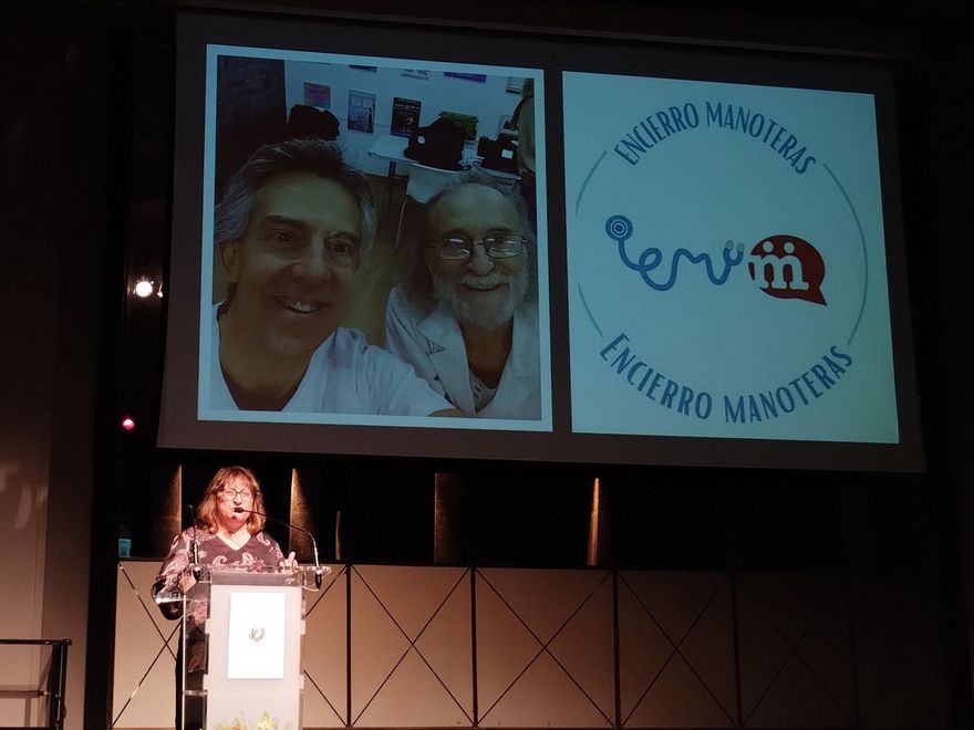 Una representante de Encierro Manoteras, en la entrega de premios