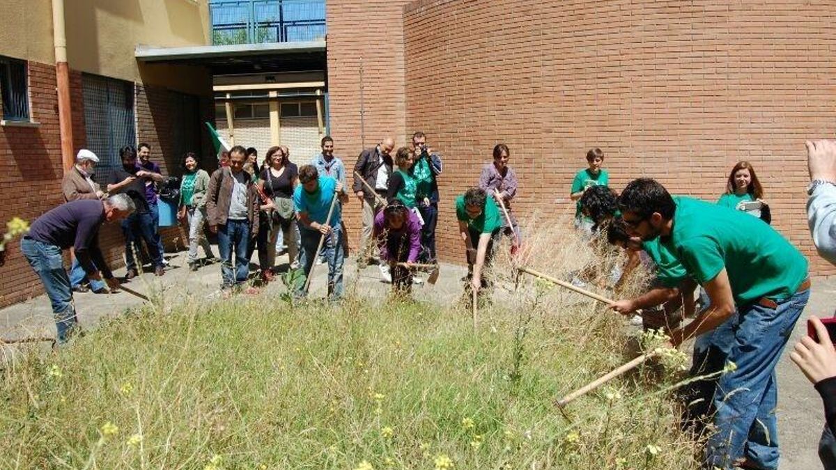 Interinos encerrados en Las Aguas comienzan a adecentar el entorno y plantean un huerto para actividades