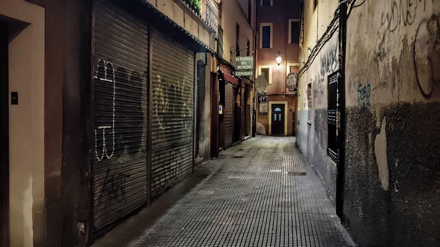Una sugerente estampa nocturna llegando al Barrio Húmedo.