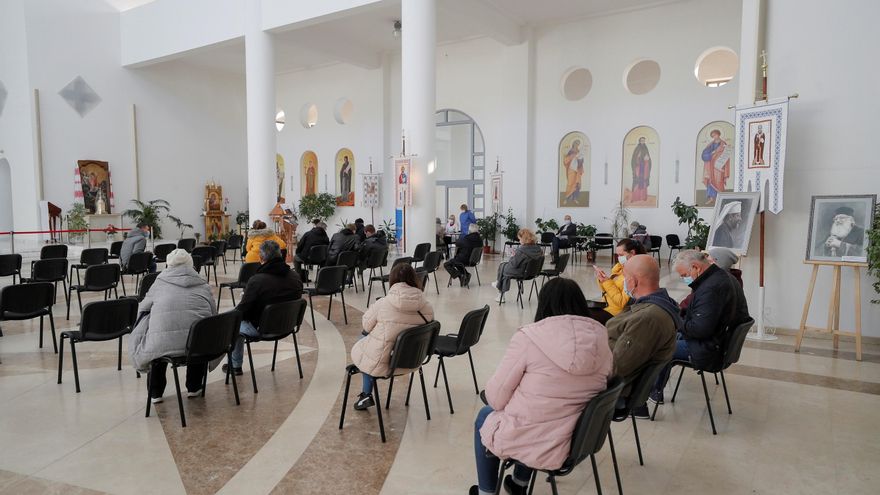 Una iglesia ucraniana se reconvierte en un centro de vacunación EFE/EPA/SERGEY DOLZHENKO