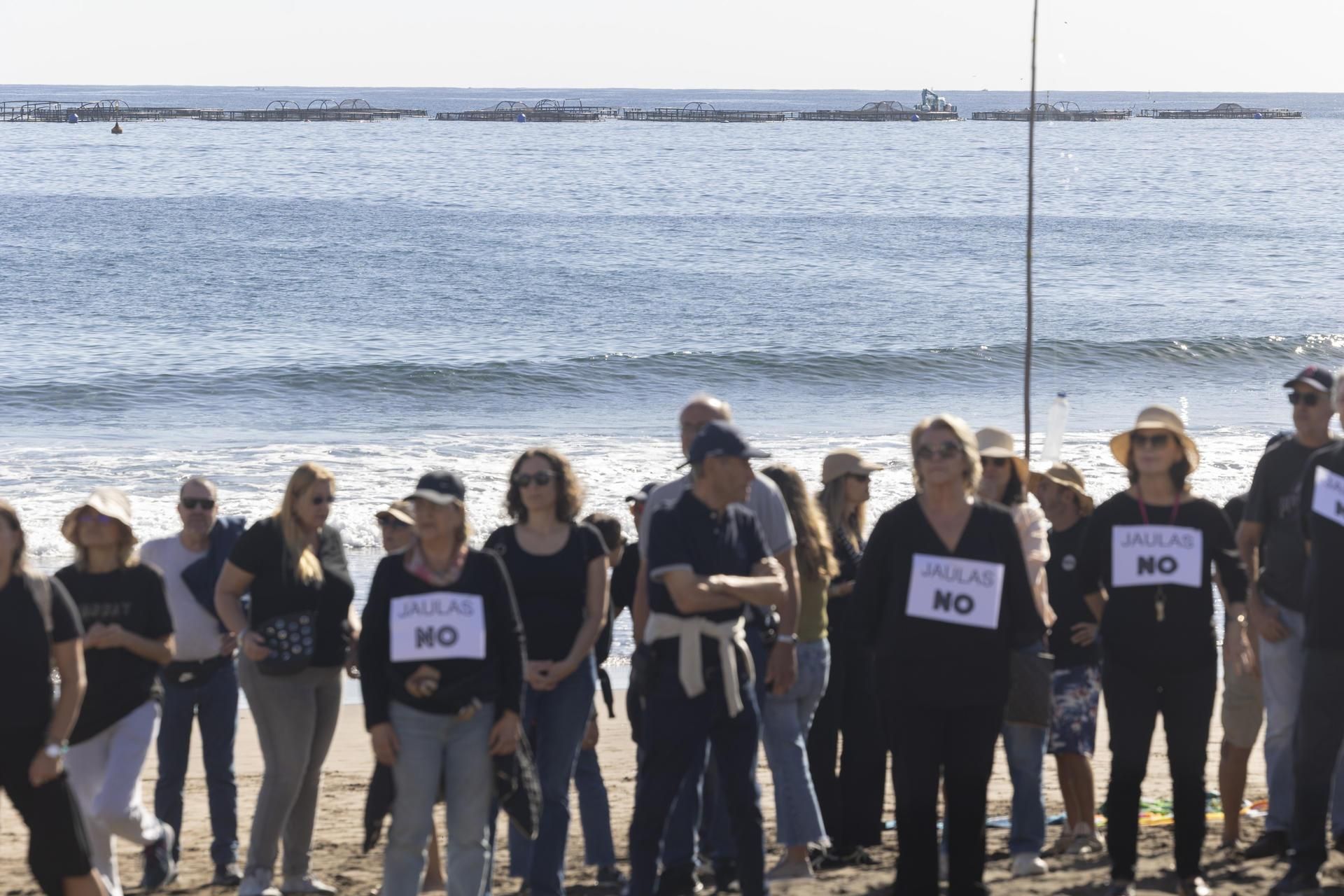 Cadena humana contra las jaulas marinas en la costa de Telde