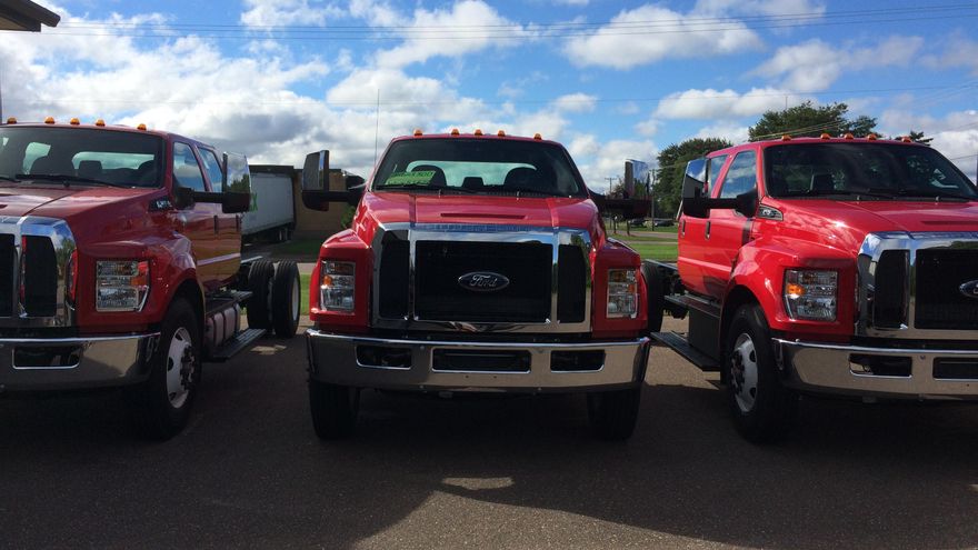 Camionetas Ford a punto de ser reconvertidas en camiones de bomberos.