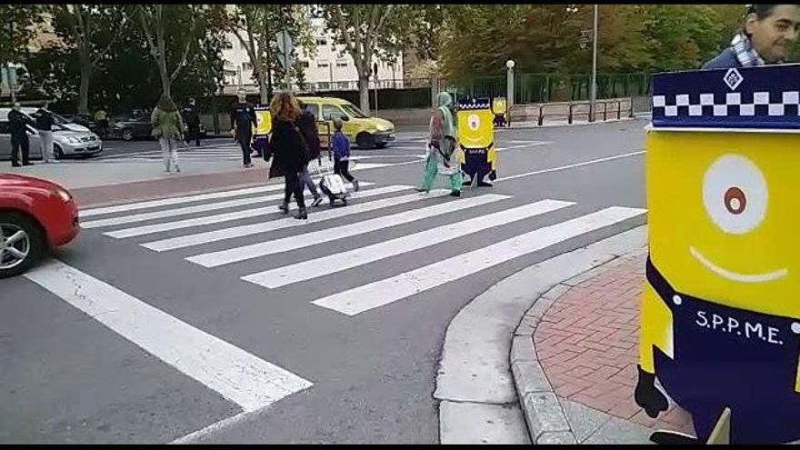A falta de Policía Local, los minions han regulado el tráfico en el General Espartero de Logroño