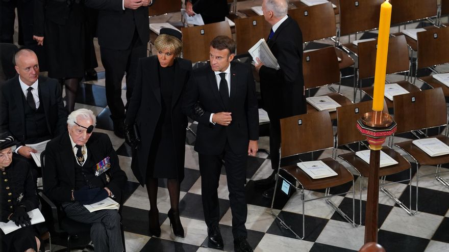 Emmanuel Macron y su esposa a su llegada al funeral de Isabel II.