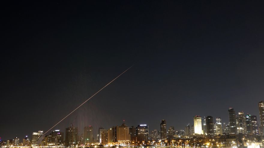 El sistema de defensa aérea 'Cúpula de Hierro' de Israel intercepta misiles lanzados por Irán sobre Tel Aviv, Israel, el 3 de marzo de 2026. EFE/EPA/ATEF SAFADI