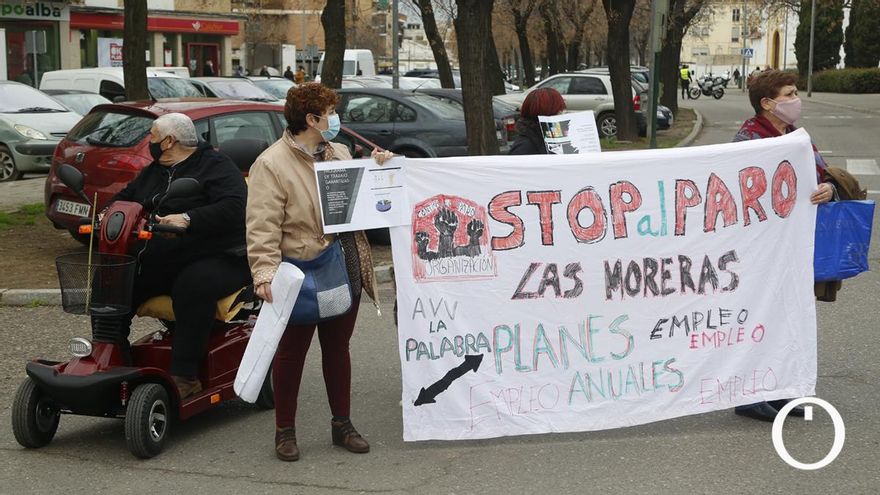 Vecinos de moreras cortan el tráfico.