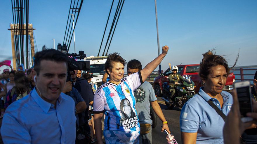 Masiva marcha para exigir justicia por Cecilia Strzyzowski en el puente que une Chaco y Corrientes