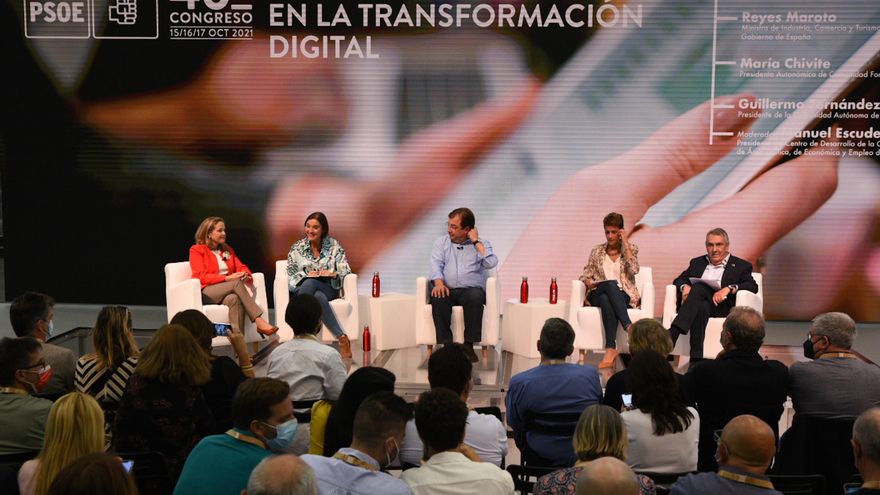 La vicepresidenta primera y ministra de Asuntos Económicos y Transformación Digital, Nadia Calviño, la ministra de Industria, Comercio y Turismo, Reyes Maroto, el presidente de la Junta de Extremadura, Guillermo Fernández Vara, la presidenta del Gobierno de Navarra, María Chivite y el moderador Manuel Escudero, participan en el encuentro ‘Avanzamos en Transformación Digital’, enmarcado en la primera jornada del 40 Congreso Federal del PSOE