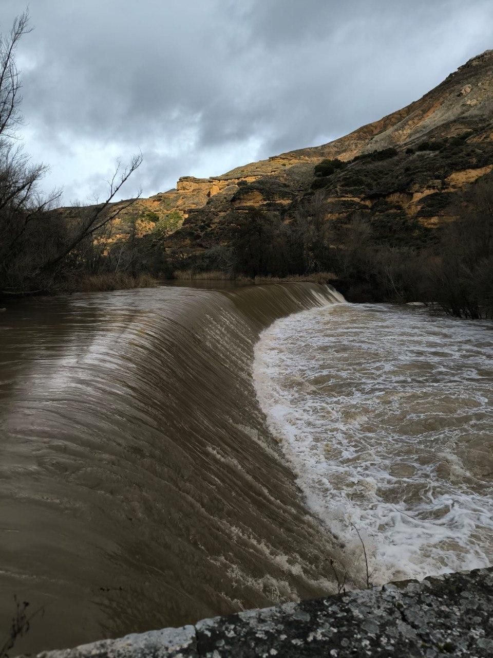 El río Henares a su paso por el azud de Humanes, en Guadalajara, en umbral rojo este 5 de febrero de 2026