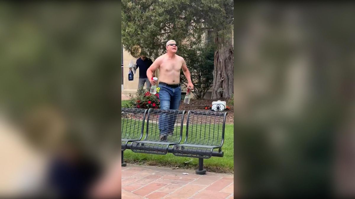 Captura de video de un hombre acusado de prender fuego a varias personas en una zona comercial, en Boulder Colorado (EE.UU.)