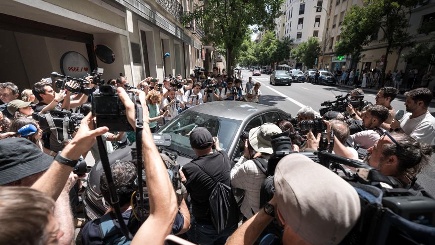 Agentes de la UCO salen en un vehículo de la sede del PSOE de la calle Ferraz, a 20 de junio de 2025, en Madrid (España).
