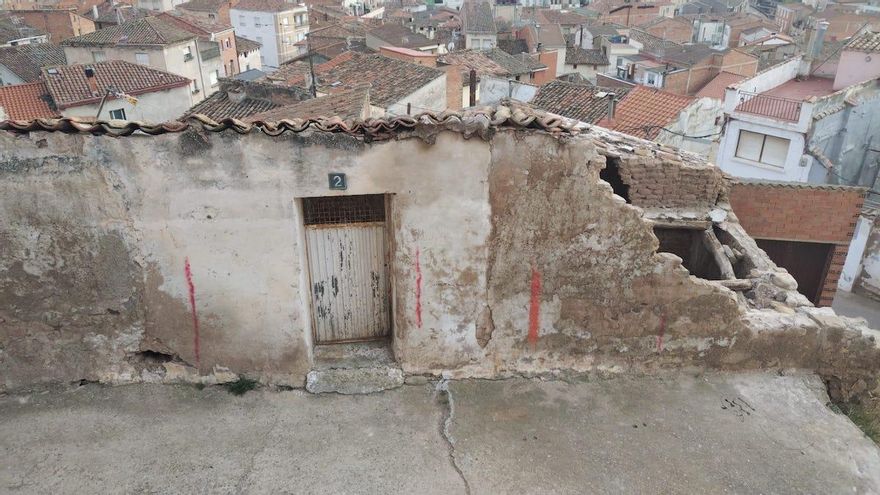 El vecindario del barrio de Arriba de Albelda advierte de los peligros por el abandono de la zona