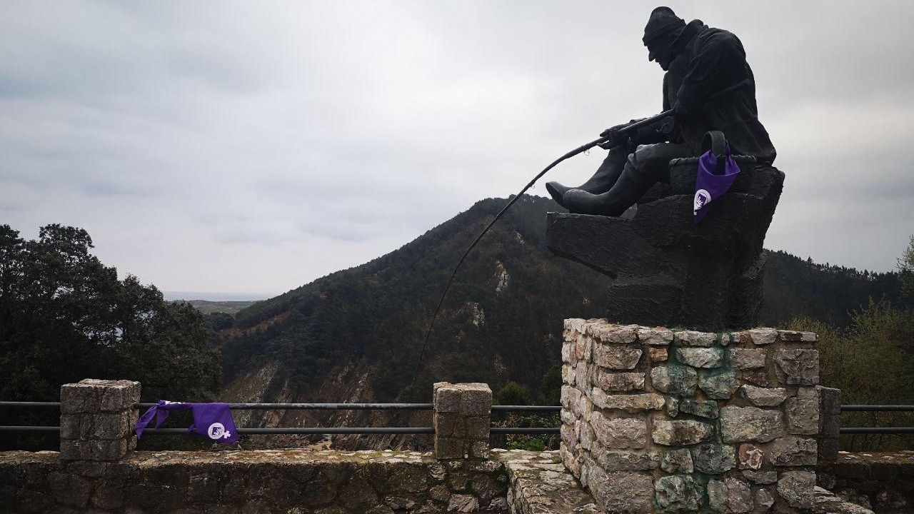 Pañuelos morados en estatuas de Cantabria para pedir más espacio público para las mujeres.
