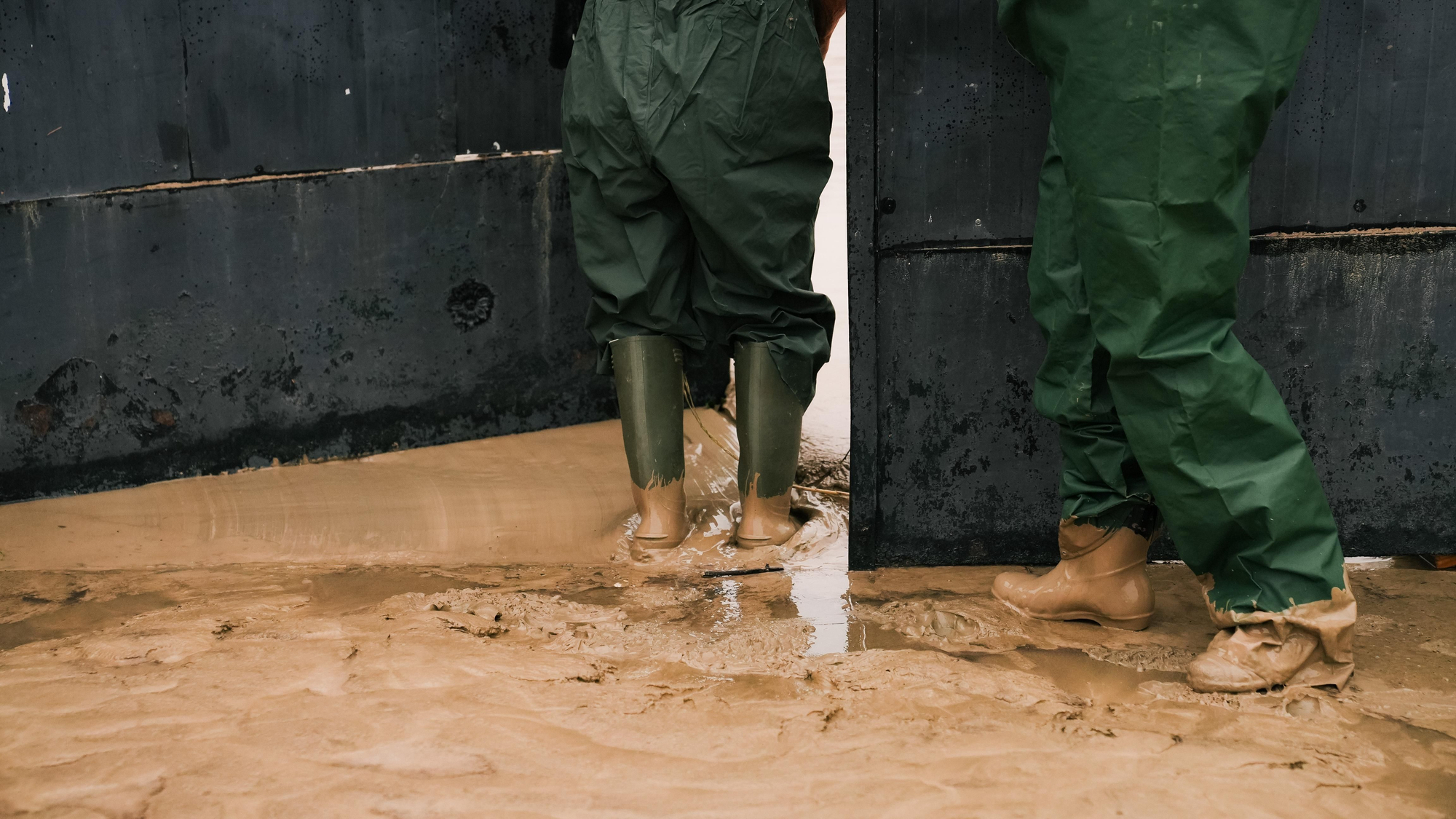 El lodo y el barro, dentro de las parcelas de las calles Perdiz y La Tórtola