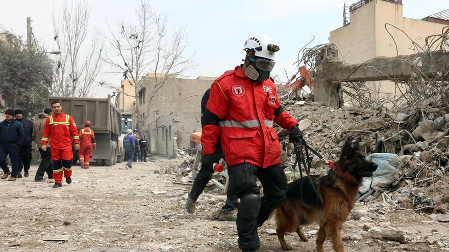 Los equipos de rescate trabajan en las zonas dañadas de Teherán (Irán).