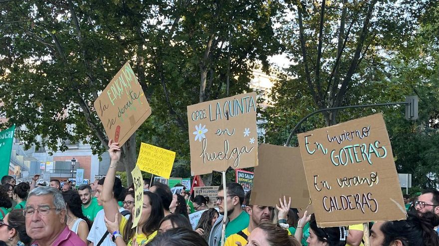 Miles de personas toman el centro de Madrid para exigir una educación pública de calidad en plena huelga de profesores.