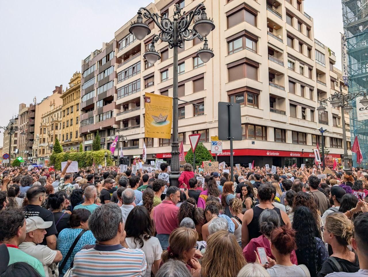 Las pancartas de la indignación en León por los mayores incendios forestales de la historia