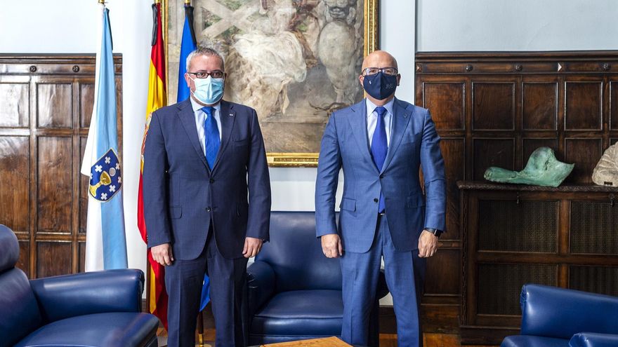 El ex alcalde de Ribadavia, Cçesar Fernández, y el presidente de la Deputación de Ourense, Manuel Baltar (derecha).