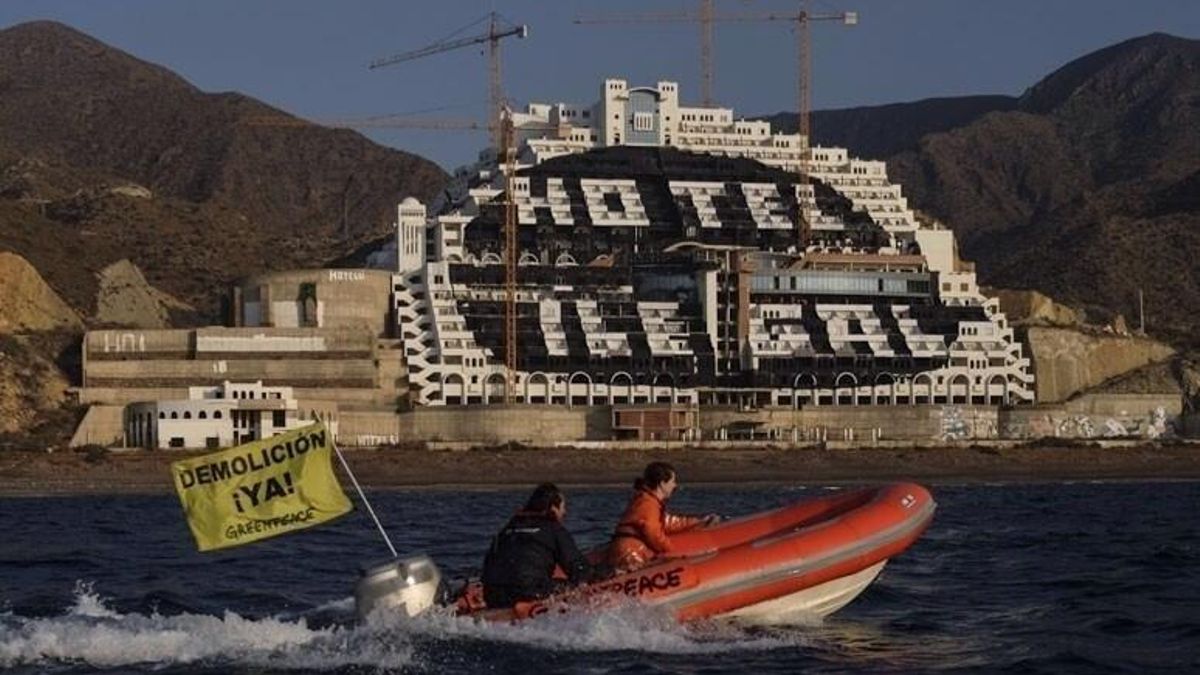 Greenpeace denuncia ante la Fiscalía a los alcaldes de Carboneras por la no demolición del Algarrobico
