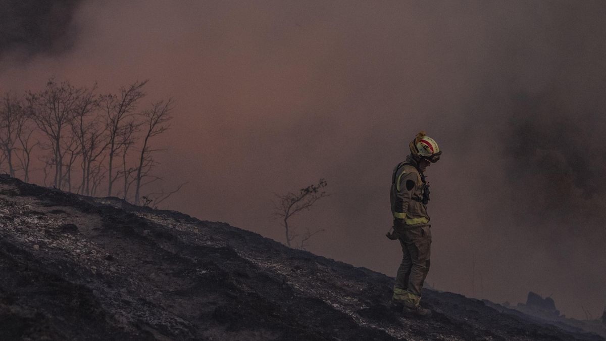 Un bombero forestal en el incendio forestal que permanece activo este domingo por la noche en la localidad de Maceda (Ourense)