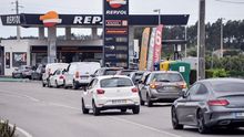 Un grupo de automóviles reposta en un puesto de combustible en Caldas da Rainha, el pasado jueves, con motivo de la huelga indefinida de transportistas de mercancías peligrosas.