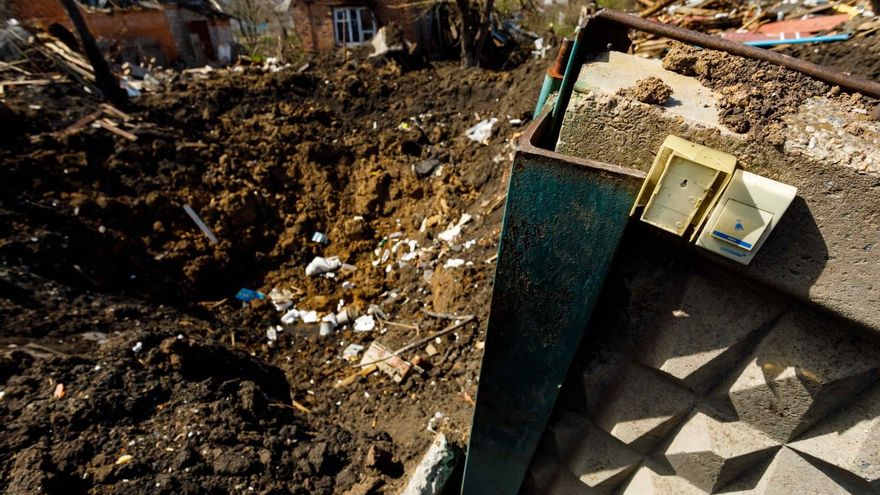 Destrozos causados por ataques rusos en una localidad de Járkov.