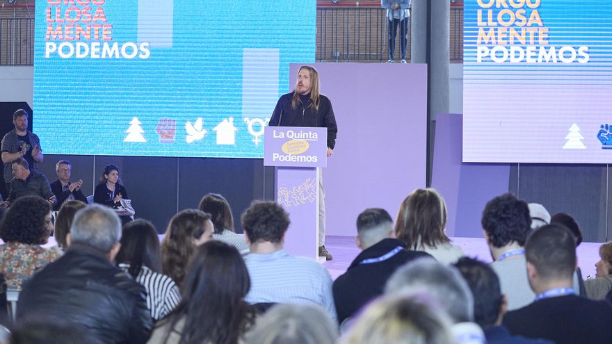 El secretario de Organización de Podemos, Pablo Fernández, interviene durante la V Asamblea Ciudadana de Podemos, en el Pabellón de Convenciones de Casa de Campo, a 12 de abril de 2025, en Madrid (España).