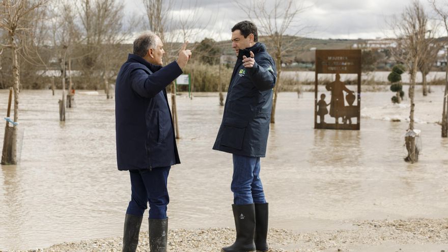 El presidente de la Junta de Andalucía, Juanma Moreno, visita Huétor Tájar (Granada) junto a su alcalde, Fernando Delgado, tras las inundaciones sufridas por el desbordamiento del río Genil