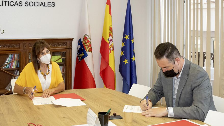 La Consejera De Empleo Y Políticas Sociales, Ana Belén Álvarez, Y El Director Generente Del Hospital Santa Clotilde, Vicente Fernández, Firman El Convenio De Colaboración Entre El ICASS Y El Hospital