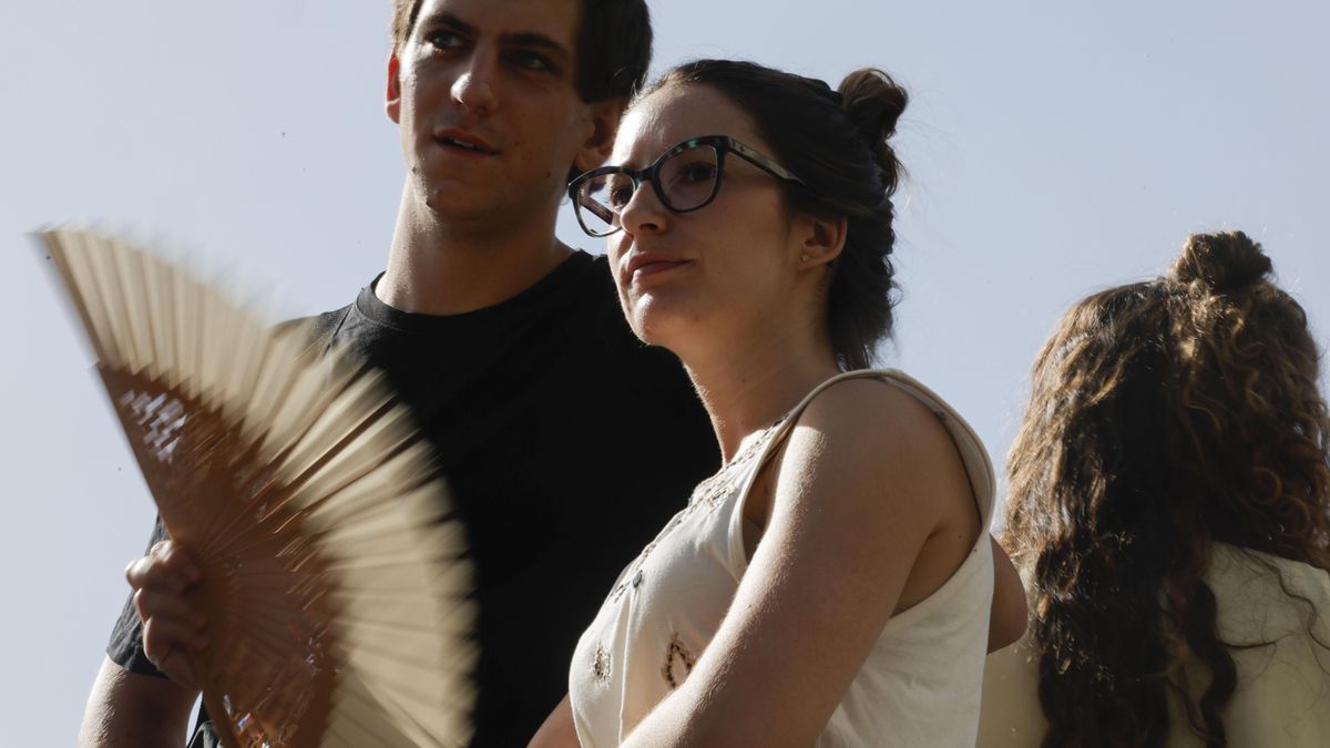 Una pareja combate el calor con un abanico en imagen de archivo en Madrid.