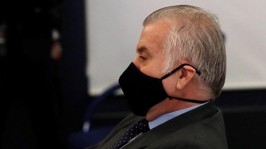 El extesorero del PP Luis Bárcenas durante el juicio por la presunta caja 'b' del PP, que comienza este lunes, en San Fernando de Henares, Madrid, (España), a 8 de febrero de 2021. El juicio se centrará en las declaraciones de Bárcenas después de que remitiera un escrito a la Fiscalía Anticorrupción revelando que muchas de las donaciones de empresarios que recibió el que “era su partido” fueron a cambio de adjudicaciones públicas. La vista oral se centrará en si el PP destinó fondos procedentes de la presunta caja 'b' para pagar la reforma de su sede nacional en la calle Génova de Madrid y no en la donaciones finalistas anotadas en los denominados 'papeles de Bárcenas', cuya investigación se desarrolla en el Juzgado Central de Instrucción número 5.