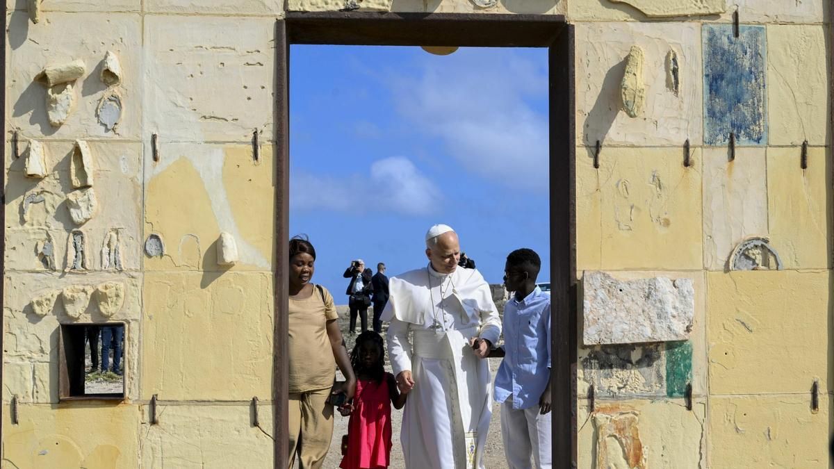 El papa León XIV den el monumento de la Puerta de Europa (Porta d'Europa) en la isla de Lampedusa, en el sur de Italia.