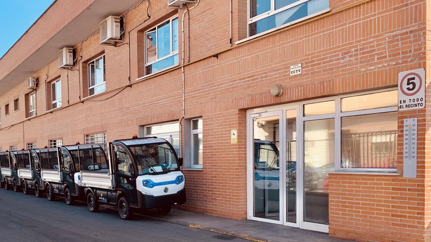 Camionetas en la sede de la contrata de la limpieza de Vitoria