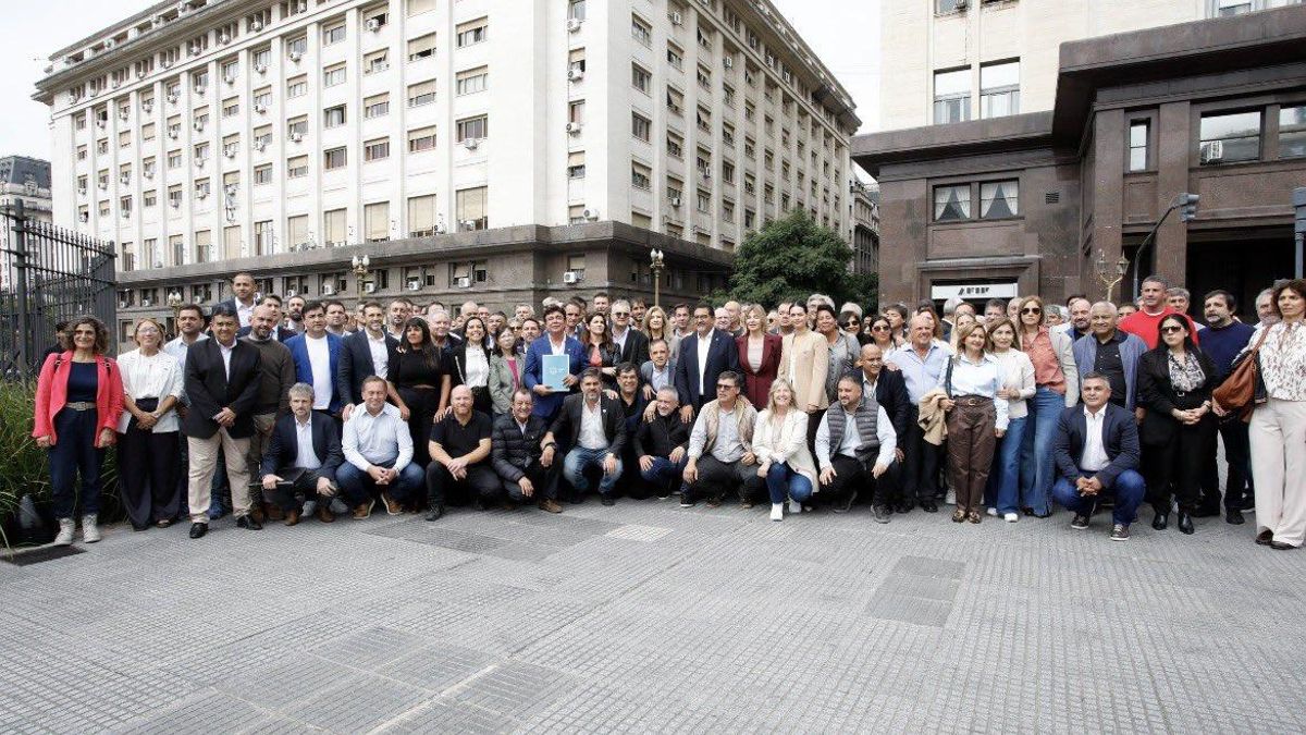 Intendentes de todo el país marcharon a Economía por fondos y obras paralizadas