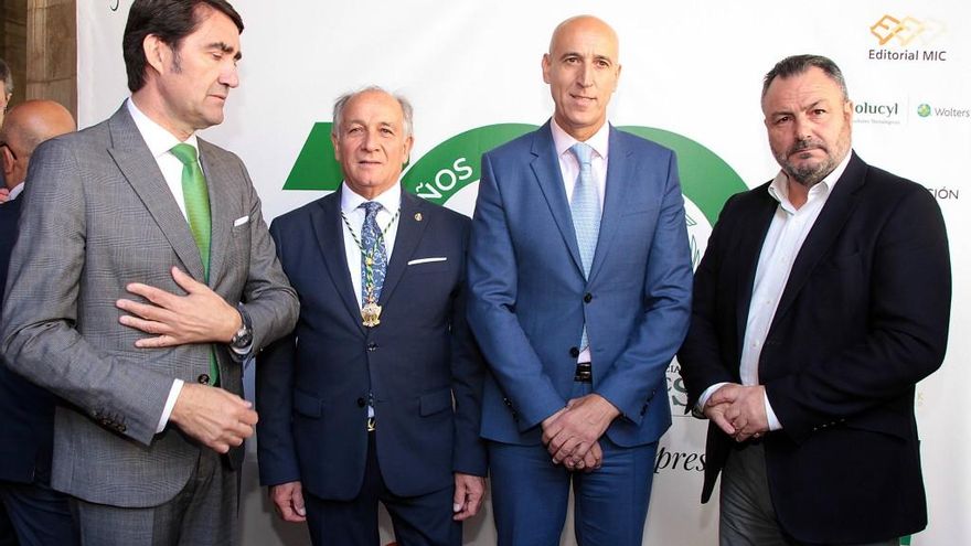 Peio García / ICAL El consejero de Fomento y Medio Ambiente, Juan Carlos Suárez-Quiñones, con Antonio Jarrín, decano del Colegio Oficial de Titulares Mercantiles, el alcalde José Antonio Díez y el presidente de la Diputación, Eduardo Morán en el acto de celebración del Centenario del Colegio Oficial de Titulares Mercantiles de León